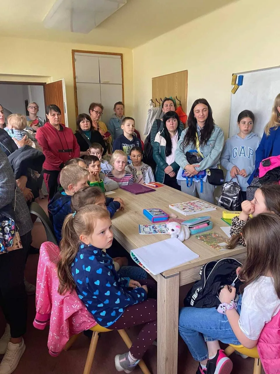 Діти та батьки під час заняття у мовній школі